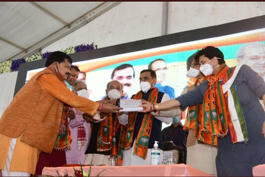 Madhya Pradesh CM Shivraj Singh Chouhan with other BJP leaders at the membership drive in Gwalior.