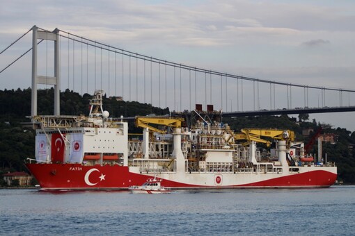 Turkey's drilling vessel Fatih sails in the Bosphorus, on its way to the Black Sea in Istanbul, Turkey May 29, 2020. Picture taken May 29, 2020. REUTERS/Yoruk Isik