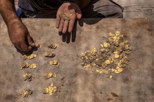 Israeli Archaeologists Unearth Large Trove Of Early Islamic Gold ...