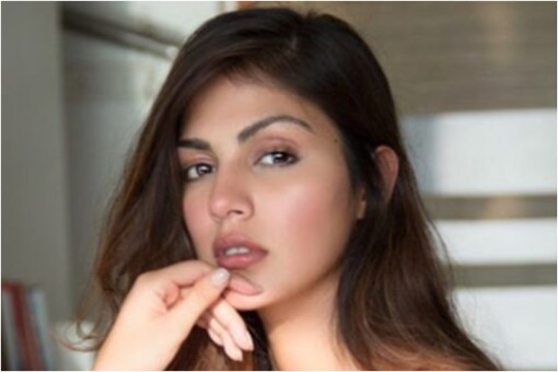 Rhea Chakraborty's Lawyer Satish Maneshinde Reacts to Report of Taking