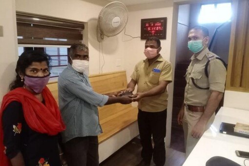 The man had found the wallet lying on a roadside and submitted it at the police station.