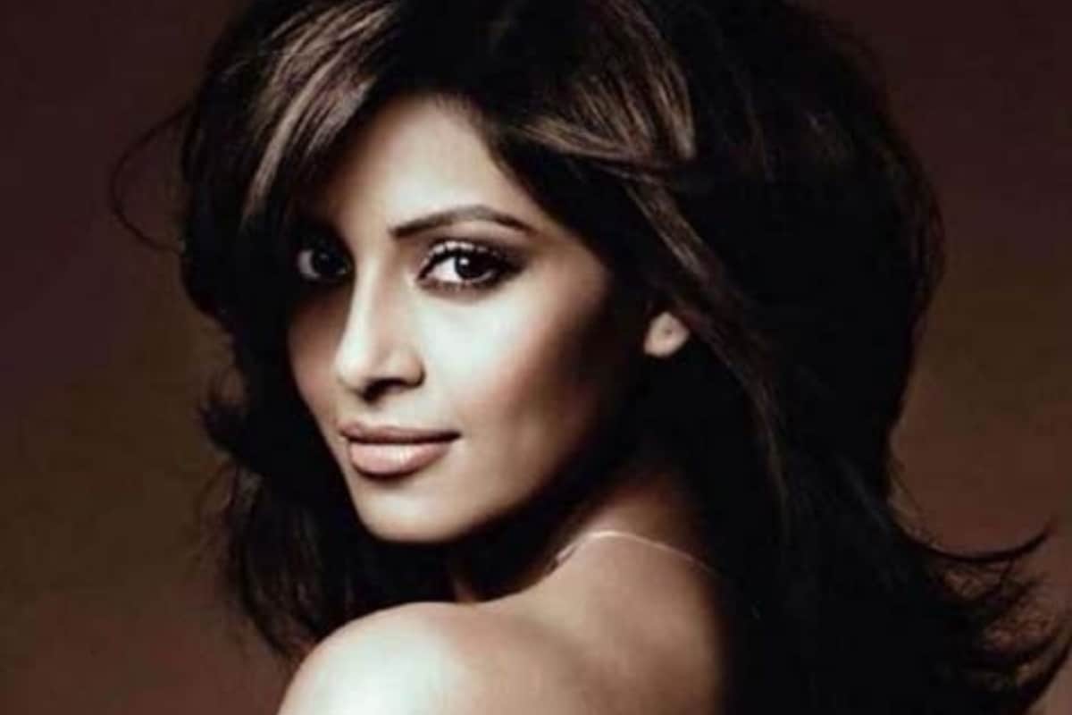 Bipasha Basu Shares Empowering Message on Self-love With Bareback Photo on Instagram photo picture