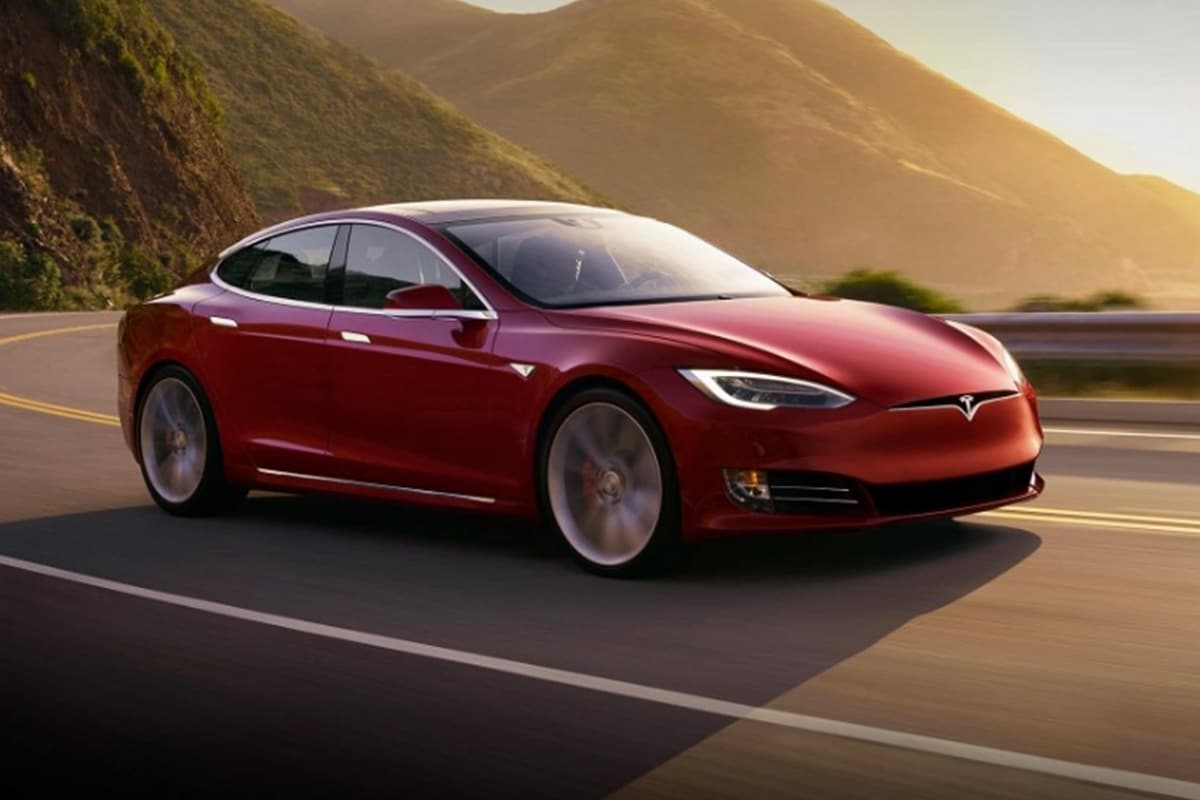 Elon Musks orbiting Tesla Roadster has a full trip around the sun   Mashable