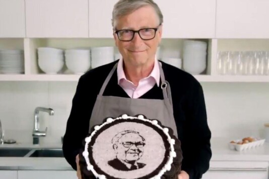 Bill Gates baked an Oreo cake wth Warren Buffet's image in Oreo dust topping it.