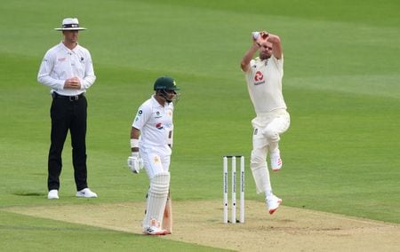 Pakistan look to profit from wasteful England in second test