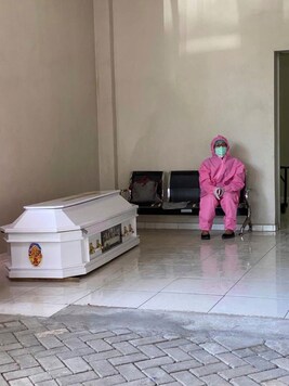 Stark Photos Highlight Plight Of Indonesia's Vulnerable Doctors