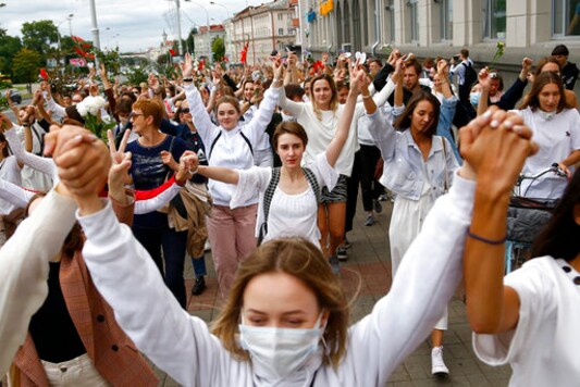 Belarus: Hundreds form 'lines of solidarity' with protesters