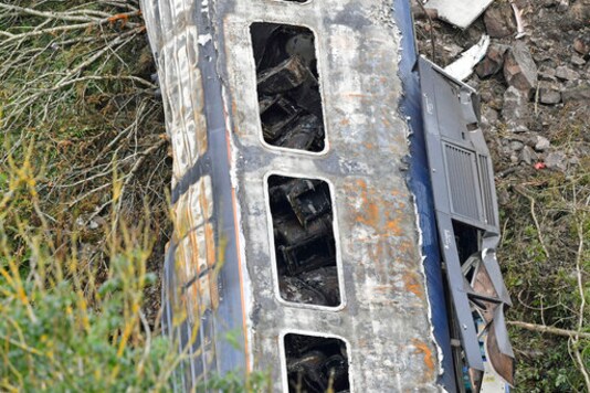 Scotland: Investigators confirm derailed train hit landslide