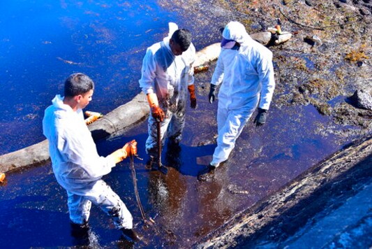 Grounded ship emptied of oil, but heavy damage for Mauritius