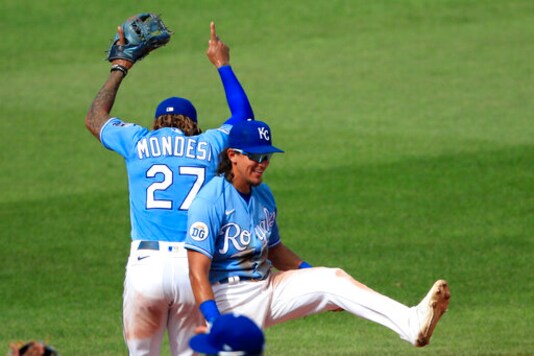 Dozier, Singer lead Royals over Twins 4-2 for 3-game sweep