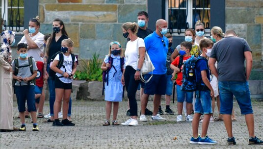 German coronavirus tests backlog: 900 positive not yet told