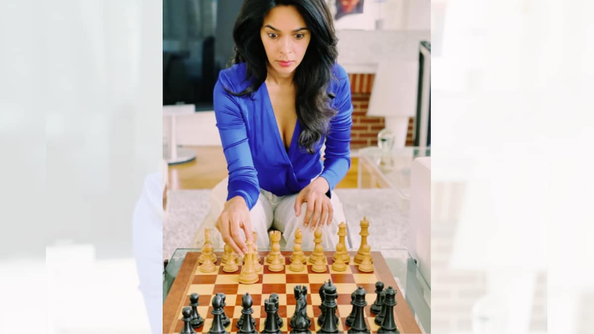 Mallika Sherawat Playing Chess Gets a Checkmate from Internet. Can You Spot Why?