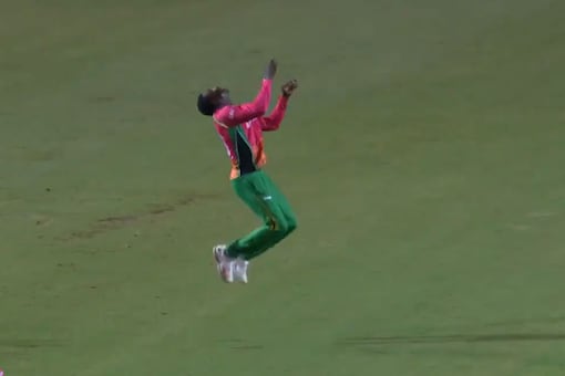 CPL 2020: Guyana Amazon Warriors' Kevin Sinclair’s Double Somersault Leaves the Internet in Awe