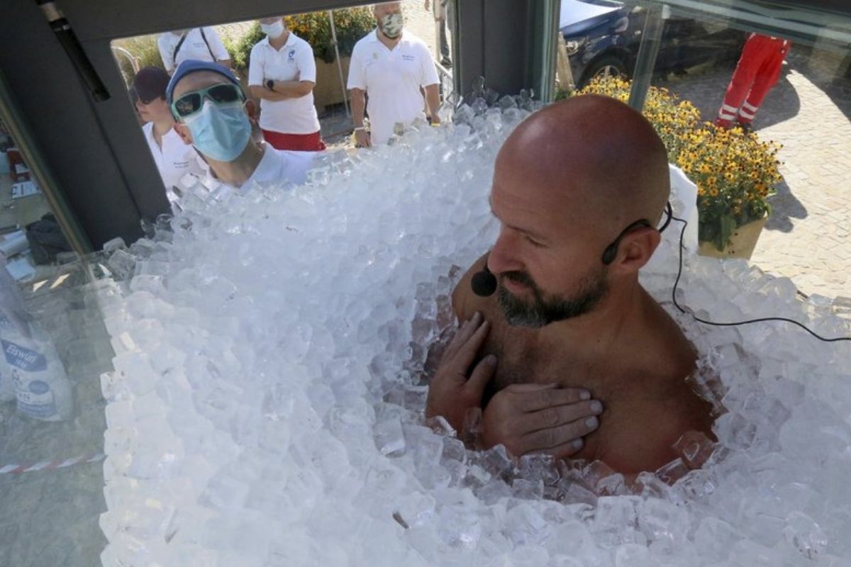 Austrian Man Breaks Record by Spending 2.5 Hours in Box Filled with More Than 200 Kg Ice Cubes
