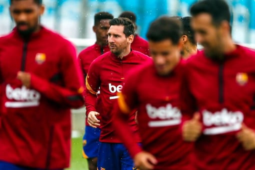 Lionel Messi training with his Barcelona teammates. (Photo Credit: Barcelona Twitter)