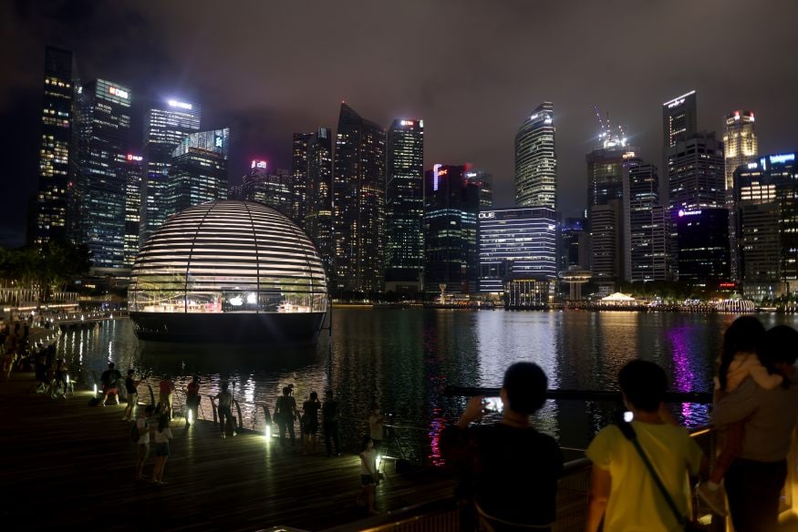 Apple's First Ever 'Floating' Store Opens Up in Singapore - News18