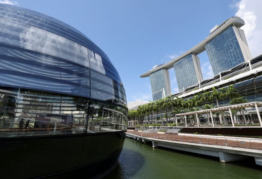 Singapore 2020: Newest Apple Store in Marina Bay Sands Floats on Water  Editorial Image - Image of glass, launches: 195877960