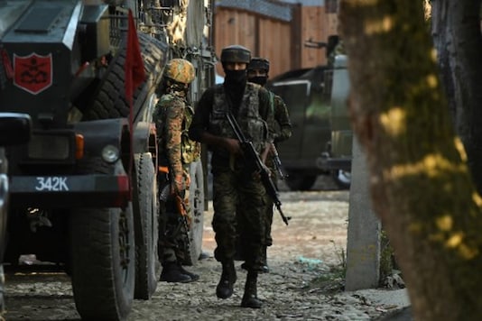 Army soldiers during a cordon and search operation at Kawoosa Khalisa area of Budgam district in Srinagar. (AFP)