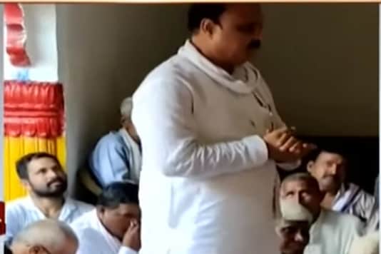 The video showed that party workers and leaders from Sumawali constituency were inside Ram Janki temple and were taking oath of loyalty and unity irrespective of the fact who gets the party ticket for the by-poll. (Image: News18) The video showed that party workers and leaders from Sumawali constituency were inside Ram Janki temple and were taking oath of loyalty and unity irrespective of the fact who gets the party ticket for the by-poll. (Image: News18)