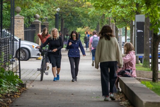 People walk on the grounds of the University of Toronto in Toronto, Ontario, Canada September 9, 2020. Picture taken September 9, 2020. REUTERS/Carlos Osorio