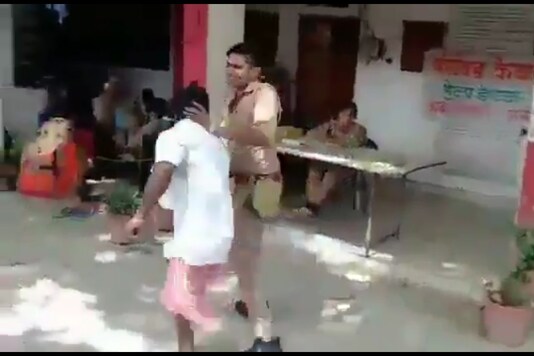 The victim, identified as an e-rickshaw driver, reportedly entered into an argument with the police constable over parking his rickshaw in the middle of a crossroad in Shaurik to pick up passengers. 