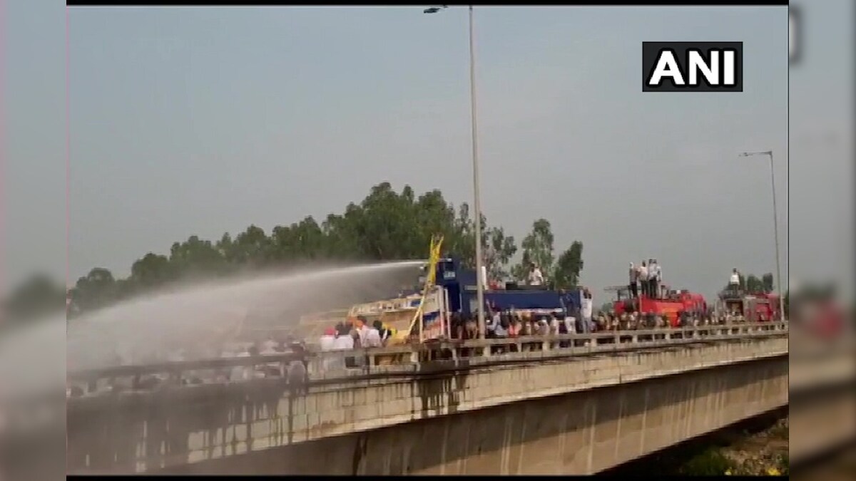 Farm Bills Protest: Cops Use Water Cannon As Lok Insaaf Party Workers Try To Jump Over Barricades in Haryana