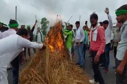 Traffic Jam on Ayodhya Lucknow Highway due to the farmers' protest