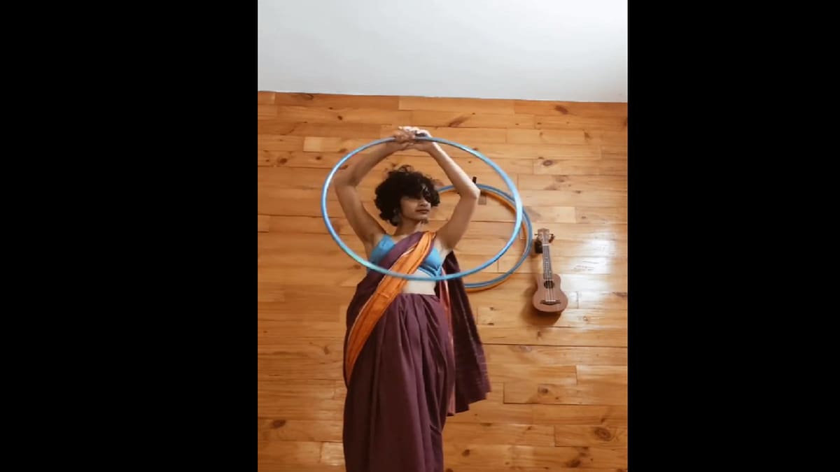 Artist Hula-hoops to 'Genda Phool' to Smash Stereotypes Around Saree-clad Women. Netizens Are Floored