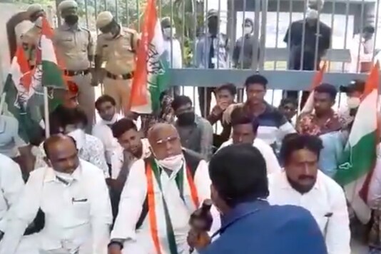 Congress leaders protests in Hyderabad. (Videograb: Twitter/@vhrcongress)