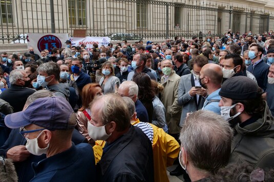 Hundreds of restaurant and bar owners protest after French authorities announced that they have ordered cafes and restaurants to shut down for two weeks to curb the spread of the coronavirus disease, in Marseille, France on September 25, 2020. (REUTERS/Noemie Olive)