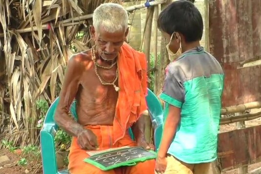 Elderly man, who has been teaching for over 65 years under a tree in Odisha. 
(Credit: ANI/ Twitter)
