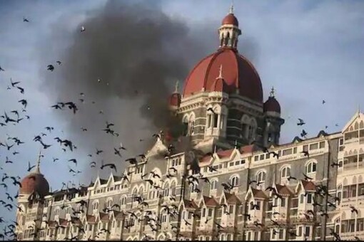 Smoke billows out from burning Taj Mahal hotel during 26/11 attacks in Mumbai. (File photo/ Reuters)
