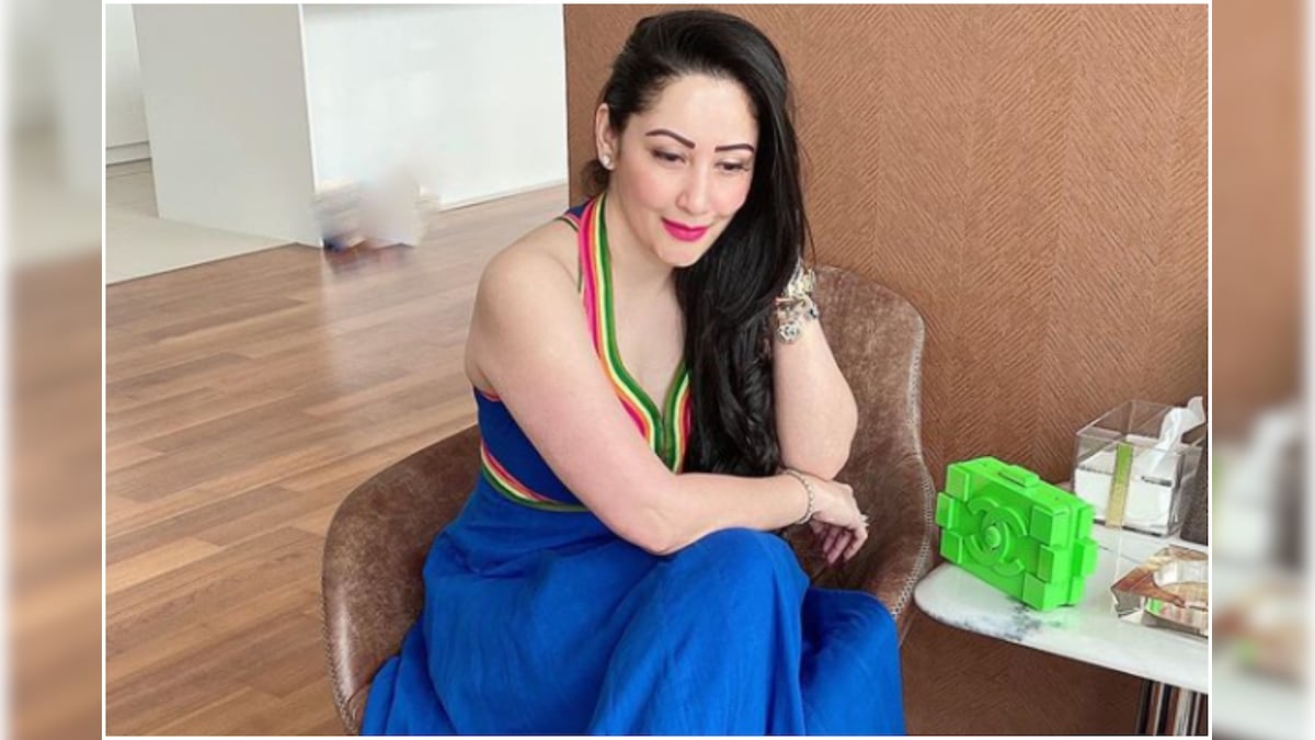 Maanyata Dutt Looks Beautiful in Blue as Sanjay Dutt Takes Her Picture