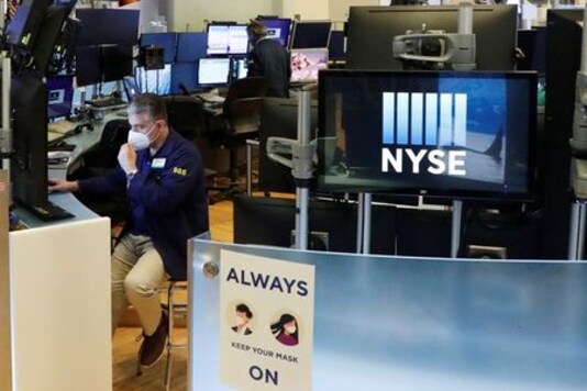 Wall St Tumbles On Tech Selloff, Recovery Worries