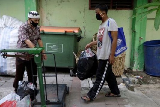 HEALTH-CORONAVIRUS-INDONESIA-EDUCATION:Starved of wifi, Indonesians trade plastic trash to study online 