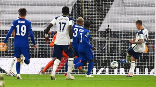 Tottenham's Erik Lamela, right, scores his team's first goal during the English League Cup fourth round soccer match between Tottenham Hotspur and Chelsea at Tottenham Hotspur Stadium in London, England, Tuesday, Sept. 29, 2020.(Neil Hall/Pool via AP)
