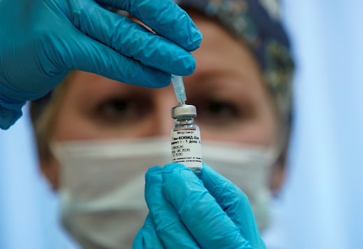 A nurse prepares Russia's "Sputnik-V" vaccine against the coronavirus disease. (File photo/Reuters)