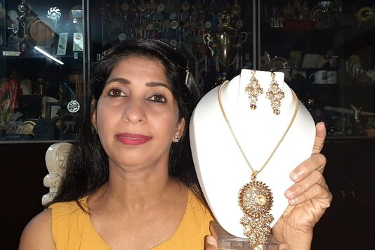 The device in the jewelry will be used as an alarm. The device in the jewelry will be used as an alarm.