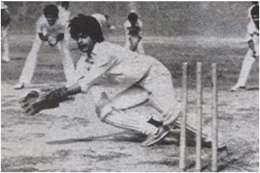 Shah Rukh Khan Looks Unrecognisable in This Black and White Picture of Him Playing Cricket