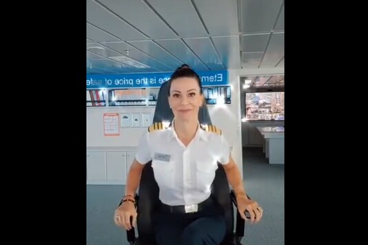 The Captain's reply has now gone viral and earned praises from all. (Credit: Twitter)