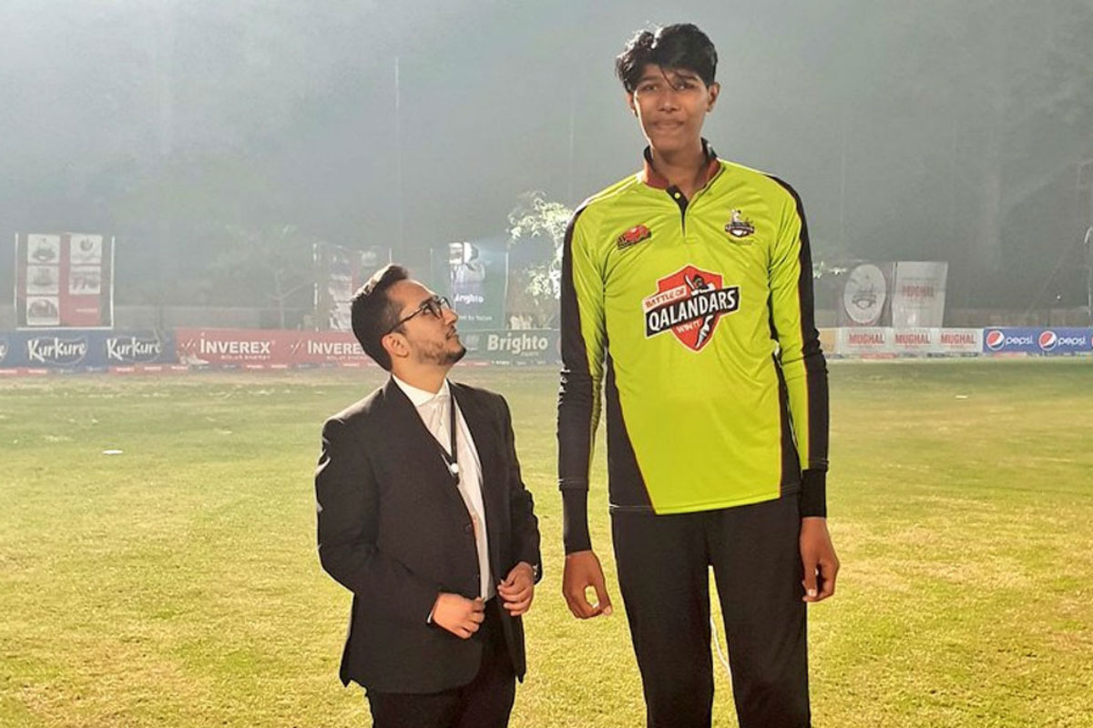 7ft 6ins Bowler from Pakistan Aims to be World's Tallest Bowler