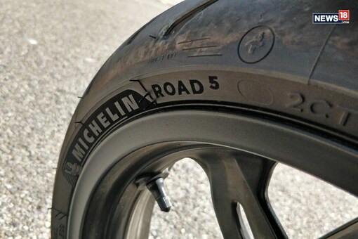 The 2020 TVS Apache RR 310 gets Michelin Road 5 tyres as standard. (Image: Anirudh Sunilkumar/News18.com)