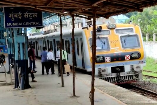 Trains halted at Mumbai Central due to power outage