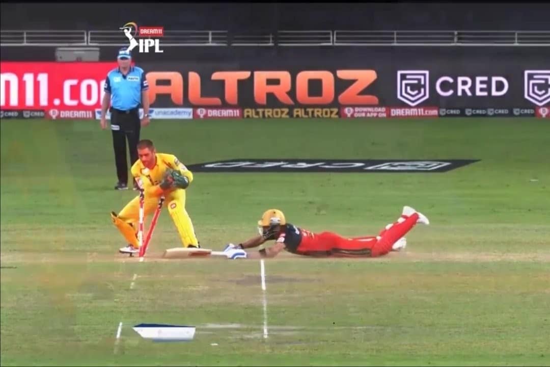IPL 2020: Netizens Impressed With Virat Kohli’s Speed As He Slides Past Wicketkeeper MS Dhoni