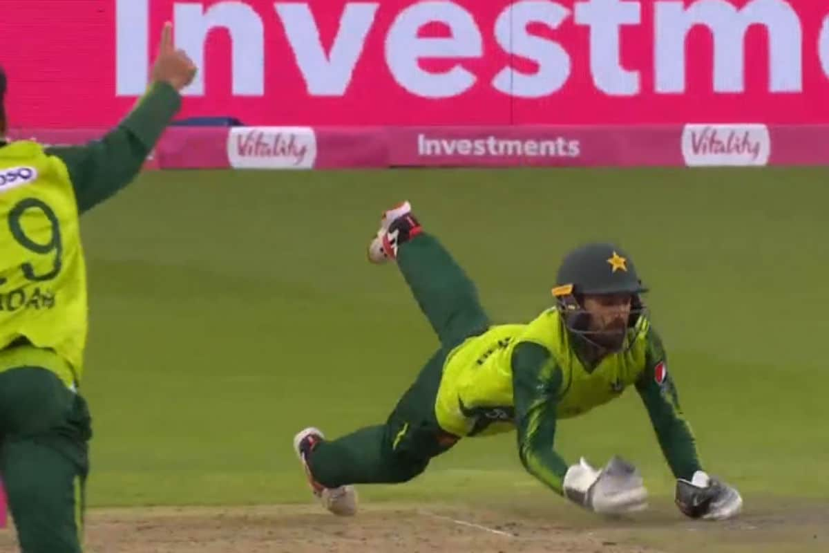 Watch Pakistan S Mohammad Rizwan Pulls Off A Stunning Diving Catch In National T20 Cup