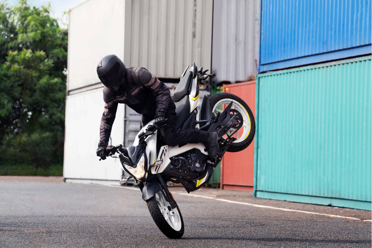 Bajaj Pulsar NS, RS Series Get New Paint Options with White Alloy ...
