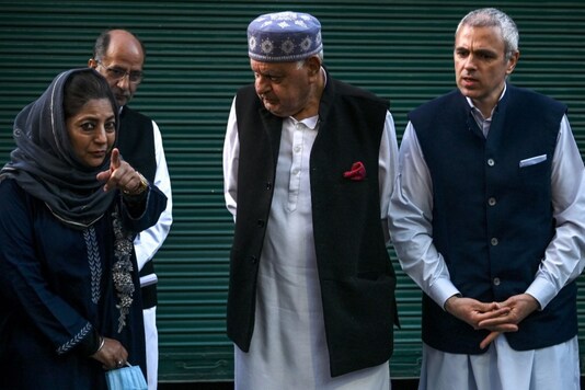 Former Jammu and Kashmir chief minister Mehbooba Mufti (L) gestures while interacting with Jammu and Kashmir National Conference President Farooq Abdullah (C) and former CM Omar Abdullah after a meeting in Srinagar on October 15, 2020. (TAUSEEF MUSTAFA / AFP)