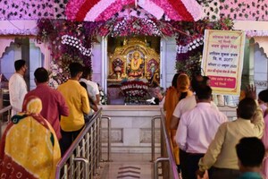 Navratri 2020: Devotees Throng Temples in Huge Numbers Amid the Fears of COVID-19