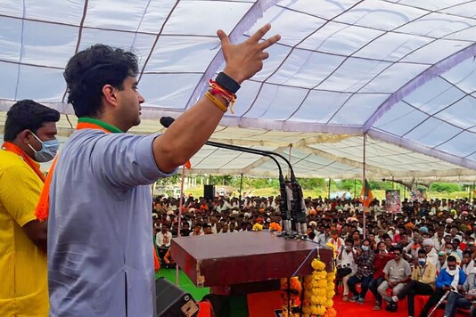 भाजपा के राज्यसभा सांसद ज्योतिरादित्य सिंधिया एक चुनाव प्रचार रैली के दौरान मध्य प्रदेश।