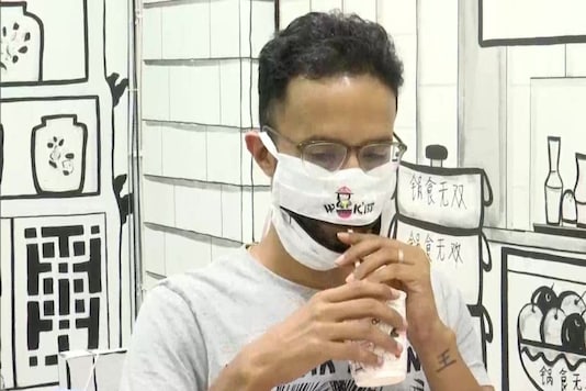Kolkata Restaurant Offers Zipped-Facemasks to Prevent Removal of Covers while Eating